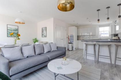 Stunning 3 Bedroom 2 Bath in Fantastic Location - image 1