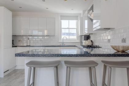 Stunning 3 Bedroom 2 Bath in Fantastic Location - image 15