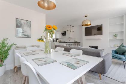 Stunning 3 Bedroom 2 Bath in Fantastic Location - image 18