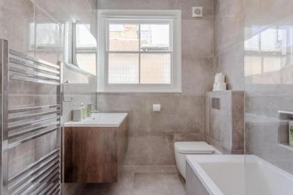 Stunning 3 Bedroom 2 Bath in Fantastic Location - image 8