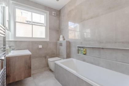 Stunning 3 Bedroom 2 Bath in Fantastic Location - image 9