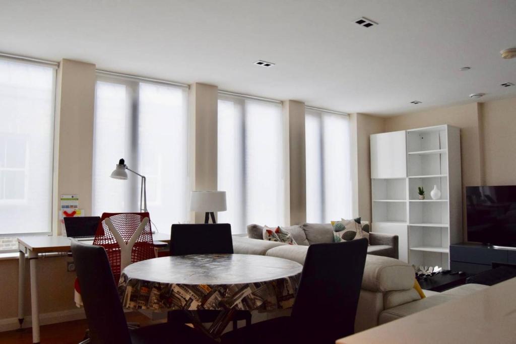 Modern 1 Bedroom Flat in Holborn - image 2