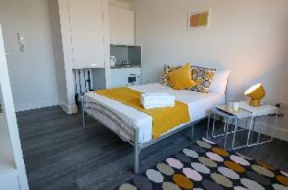 Stylish studio 30 Minutes to central london F4 - image 10
