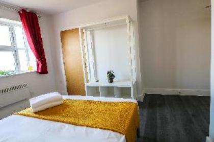 Stylish studio 30 Minutes to central london F4 - image 8
