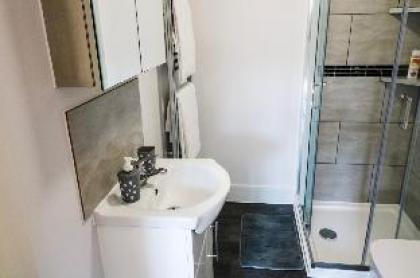 Budget studio in Kingsbury close to Wembley F6 - image 5