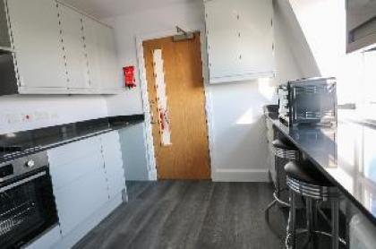Comfy Studio in Kingsbury F7 - image 4