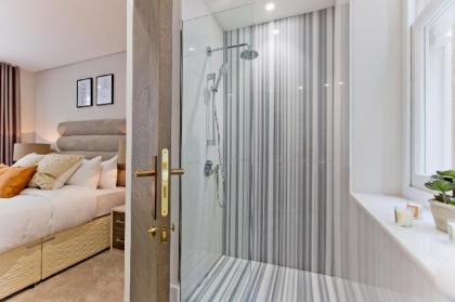 Luxury Mews 2 bed Flat with AC & Concierge - image 2
