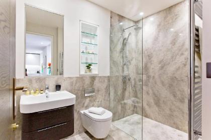 Luxury Mews 2 bed Flat with AC & Concierge - image 3
