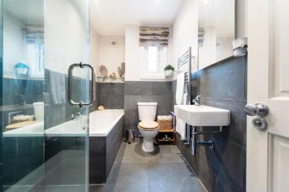 Short Term Let in Fulham - image 10