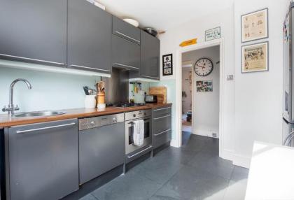 Short Term Let in Fulham - image 12