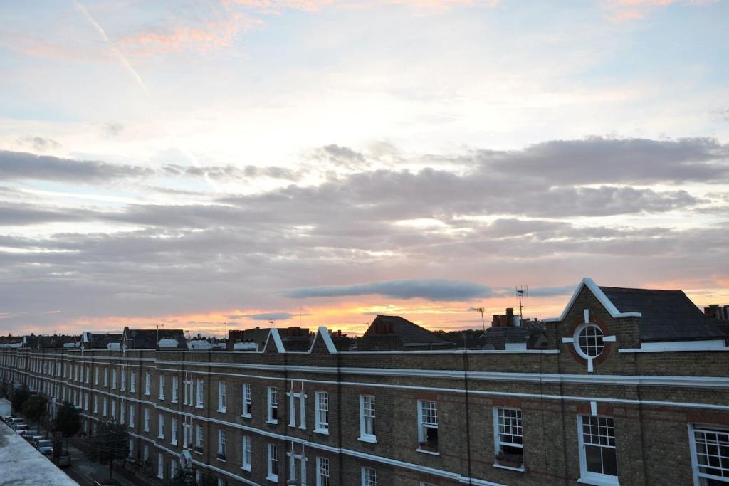 Short Term Let in Fulham - image 2