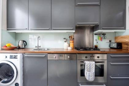 Short Term Let in Fulham - image 4
