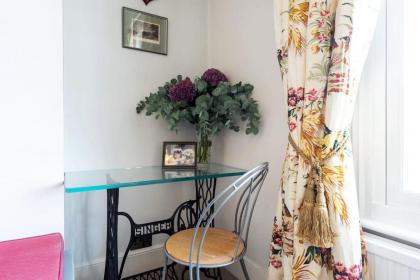 Short Term Let in Fulham - image 6