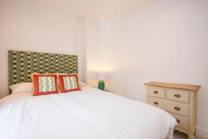 Quirky 2 Bedroom Portobello House With Roof Terrace - image 8