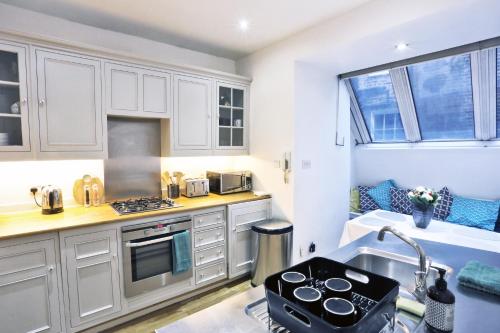 Magical & Charming 8 rooms Covent Garden TownHouse - image 5