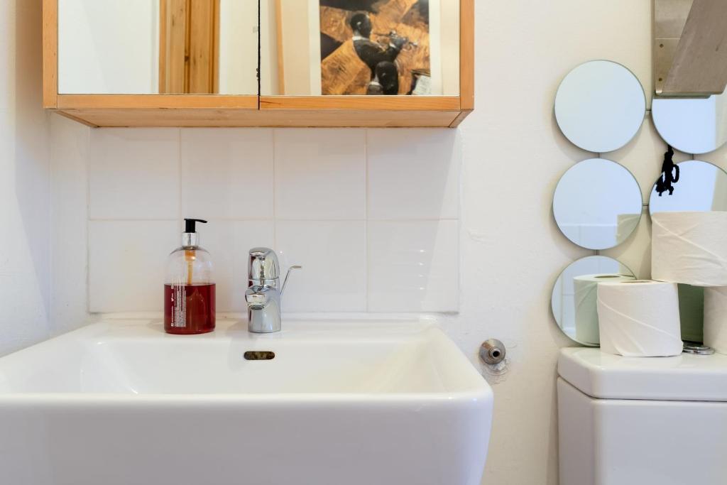 Beautiful 1 Bedroom Apartment in Notting Hill - image 3