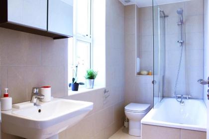 Regents Canal Apartments - image 9
