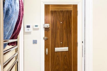 The Oxford Street Retreat - Modern 3BDR in 2 Apartments - image 3