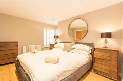 The Sweet Mews - Big & Bright 4BDR Mews Home in Ideal Location - image 3