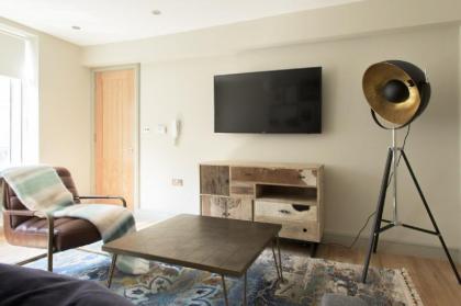 the mayfair Retreat   modern  Central 1BDR in 3 Apartments