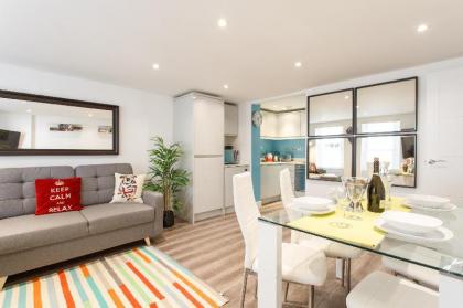 (m02) Beautiful 2Bed patio apartment in Kensington - image 2