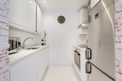 h3 monochrome Style at an Ubercool Apartment 