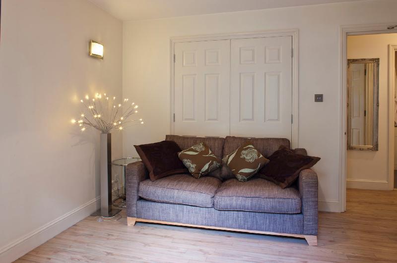 Shavers Place Flat 2 - image 3