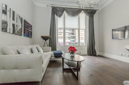 Modern 1BR Period Property in Kensington - image 1