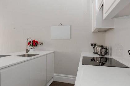 Modern 1BR Period Property in Kensington - image 8