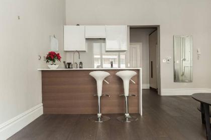 Modern 1BR Period Property in Kensington - image 9