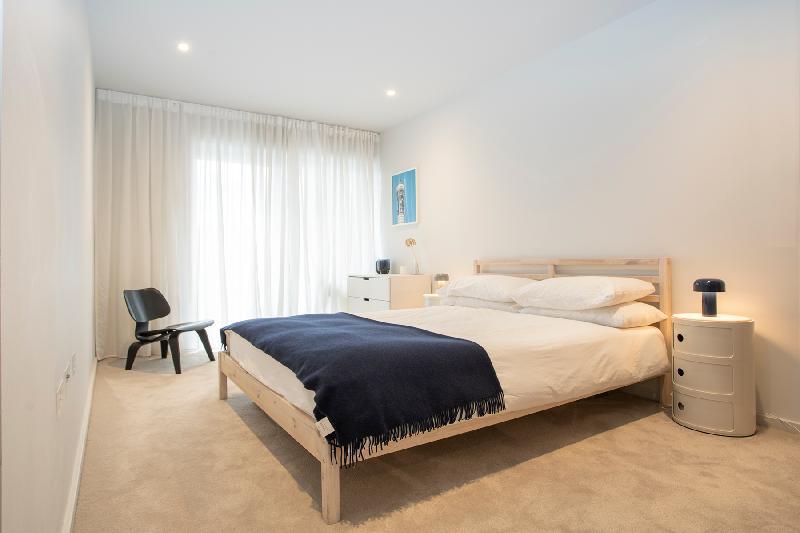 Stunning contemporary apartment 10min Kings Cross - image 4