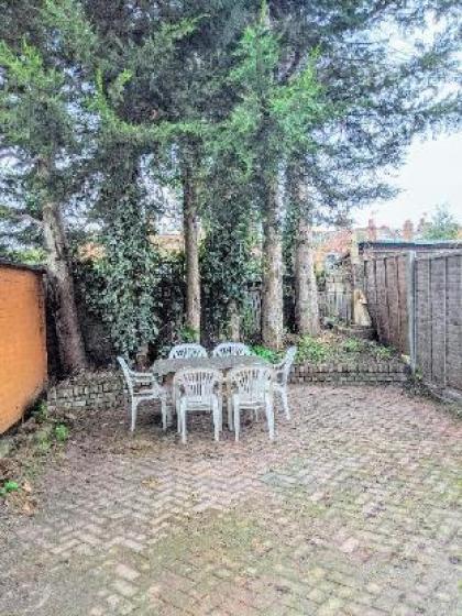 Amazing 4 bed 2 bath home in central location - image 15