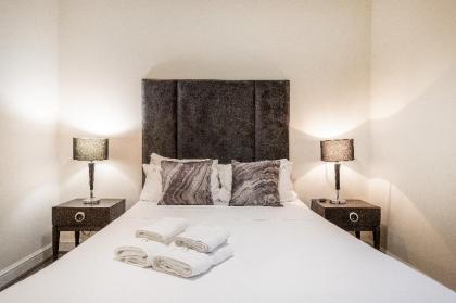 2 BDR Ground Floor Apt  Patio in Earls Court