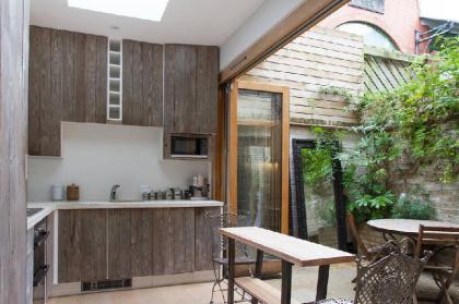 Retreat to a Stylish Flat in Chelsea - image 9