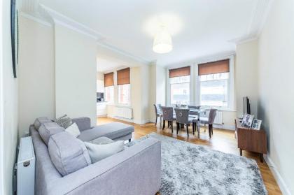 Bright 3 Bedroom Apartment in Hammersmith