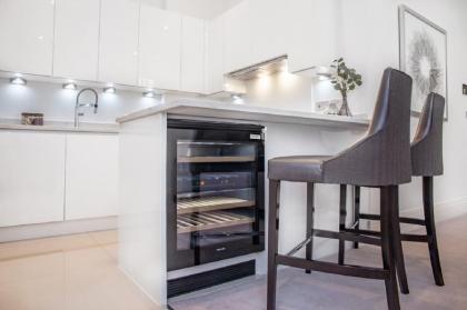 Luxury 1 Bed Apartment by the River - image 12