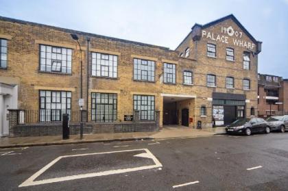 Luxury 1 Bed Apartment by the River - image 16