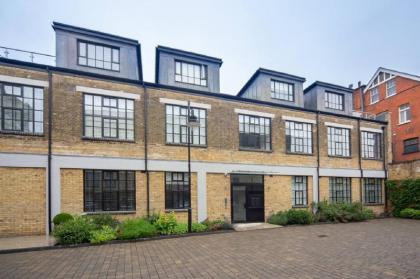 Luxury 1 Bed Apartment by the River - image 2