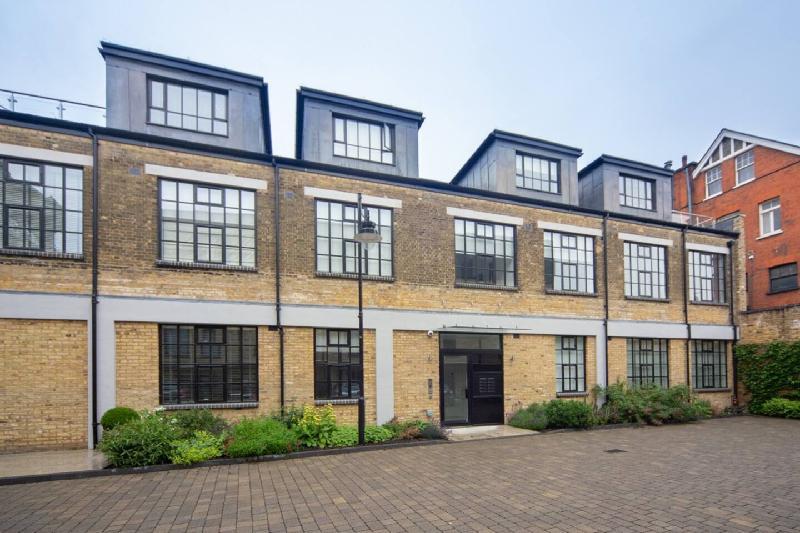 Luxury 1 Bed Apartment by the River - image 2