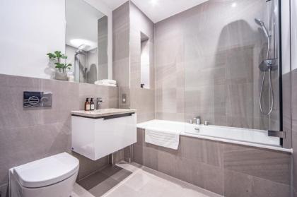 Luxury 1 Bed Apartment by the River - image 3
