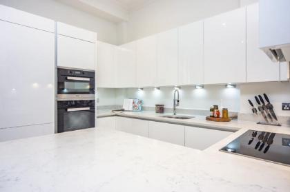 Luxury 1 Bed Apartment by the River - image 7