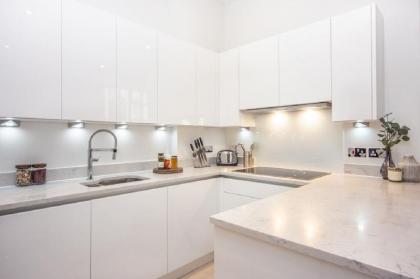 Luxury 1 Bed Apartment by the River - image 8