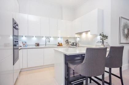 Luxury 1 Bed Apartment by the River - image 9