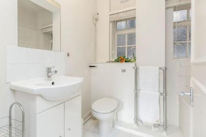 Bright Two Bedroom Apartment in Chelsea (43) - image 11