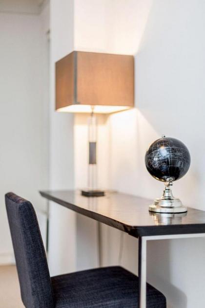 Bright Two Bedroom Apartment in Chelsea (43) - image 14