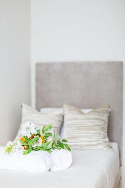 Bright Two Bedroom Apartment in Chelsea (43) - image 16