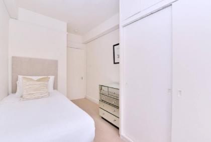 Bright Two Bedroom Apartment in Chelsea (43) - image 3