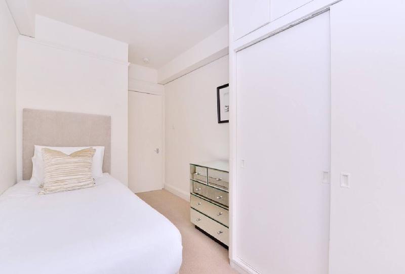 Bright Two Bedroom Apartment in Chelsea (43) - image 3
