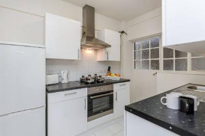 Bright Two Bedroom Apartment in Chelsea (43) - image 4