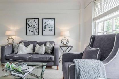 Bright Two Bedroom Apartment in Chelsea (43) - image 5